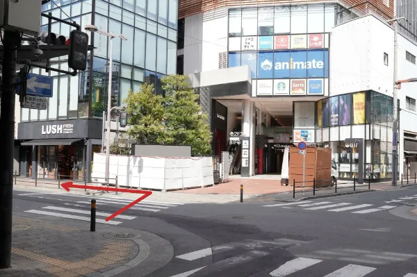 茶屋町の交差点。LUSH・アニメイトの店舗が並び、左折を示す赤い矢印