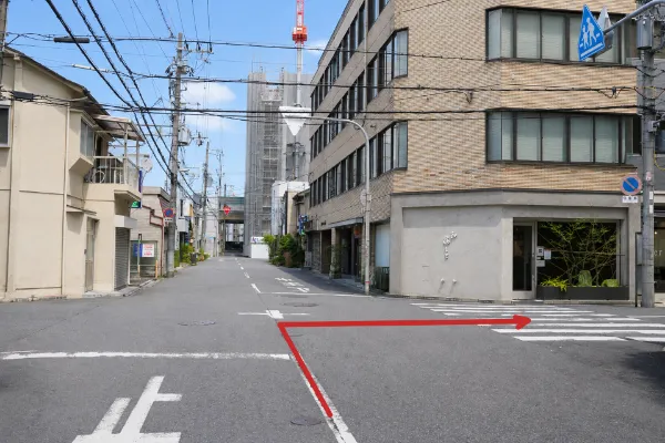 十字路を右に曲がる方向を示す赤い矢印