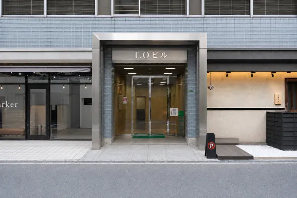 スタジオが入っているTOビルの外観。左手に銀色の枠で「T.Oビル」と表示されている
